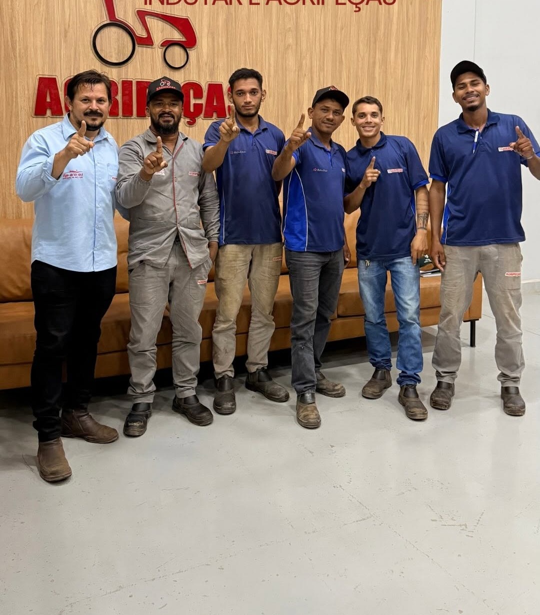 Equipe Agripeças reunida após treinamento técnico